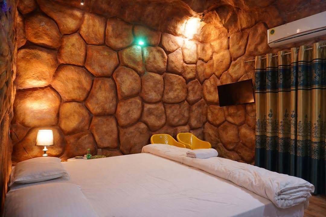Cave Theme AC Room